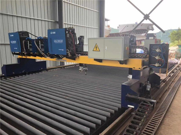 Изработени во Кина 1300 * 2500mm CNC плазма машина за сечење на метални лимови
